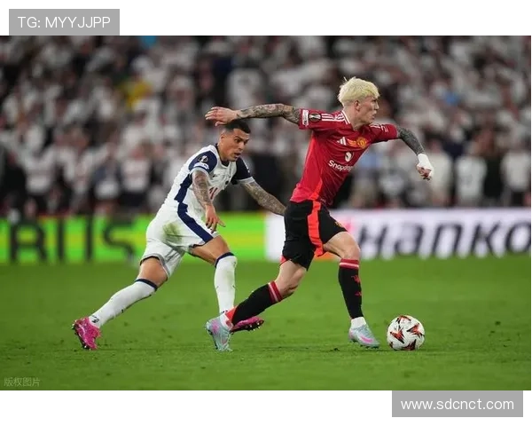 曼联关键比赛抗压能力问题显现,对球队赛季走势形成制约。 曼联关键比赛抗压能力问题显现,对球队赛季走势形成制约。