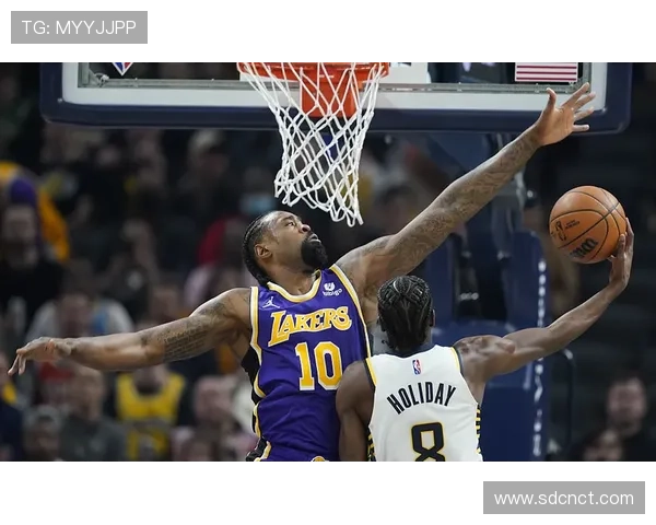 班·西蒙斯突破吸引防守拉开空间 助詹姆斯三分效率提升